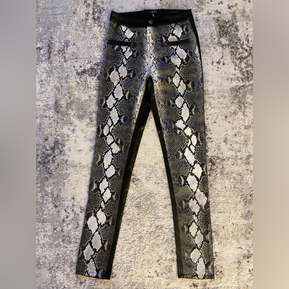 XS but fits more like a S // High Waist